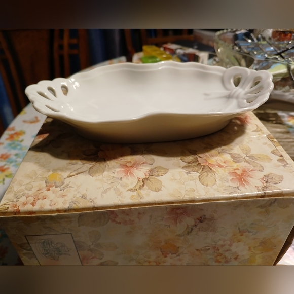 Vintage Dish With Ribbon Design - Picture 7 of 9